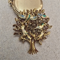 rundt-metaltræ-på-stamme-fugle-farvede-glimmersten-retro-smykke